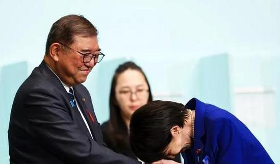 石破茂前脚刚喊完“不认账百年抬不起头”，高市早苗后脚就带队去拜鬼！
这哪是什么内