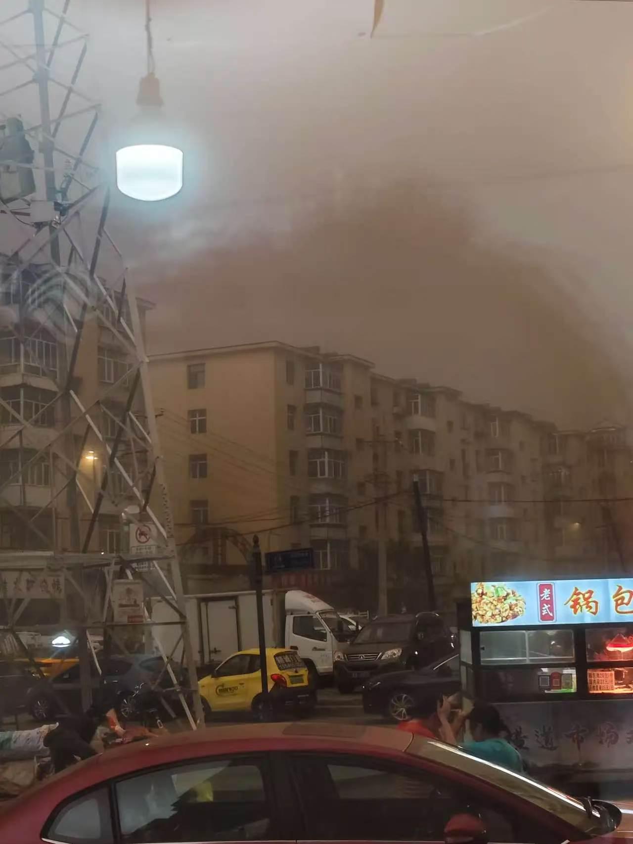 昨天哈尔滨那场狂风真是吓人，白天一下子黑得跟深夜一样，黄沙漫天。局部阵风高达12