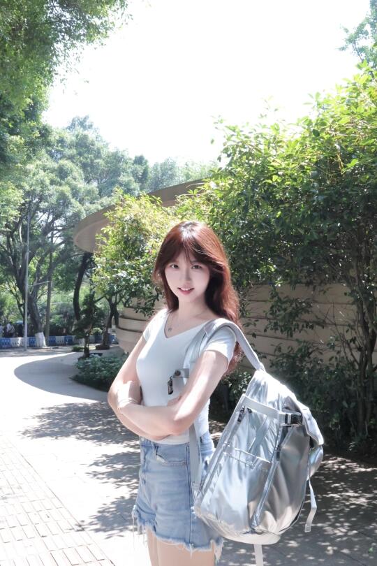 04 女大|走在山城的街道