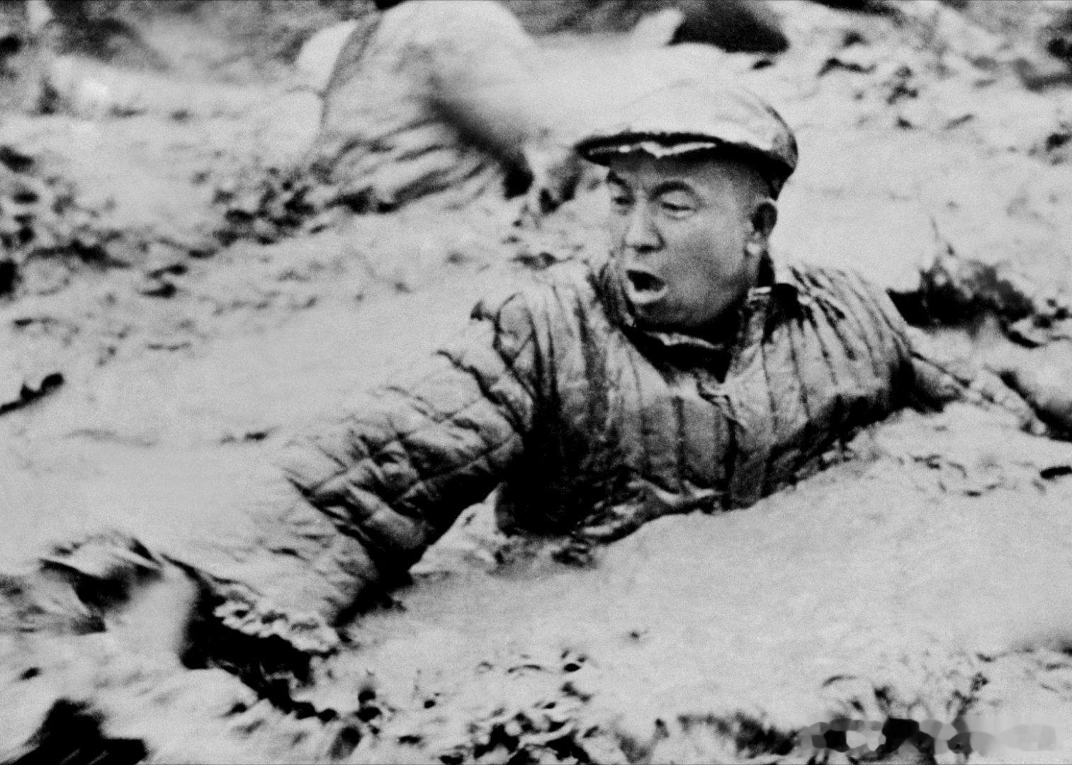【宁肯少活二十年 拼命也要拿下大油田】上世纪60年代，新中国急需石油，王进喜带领