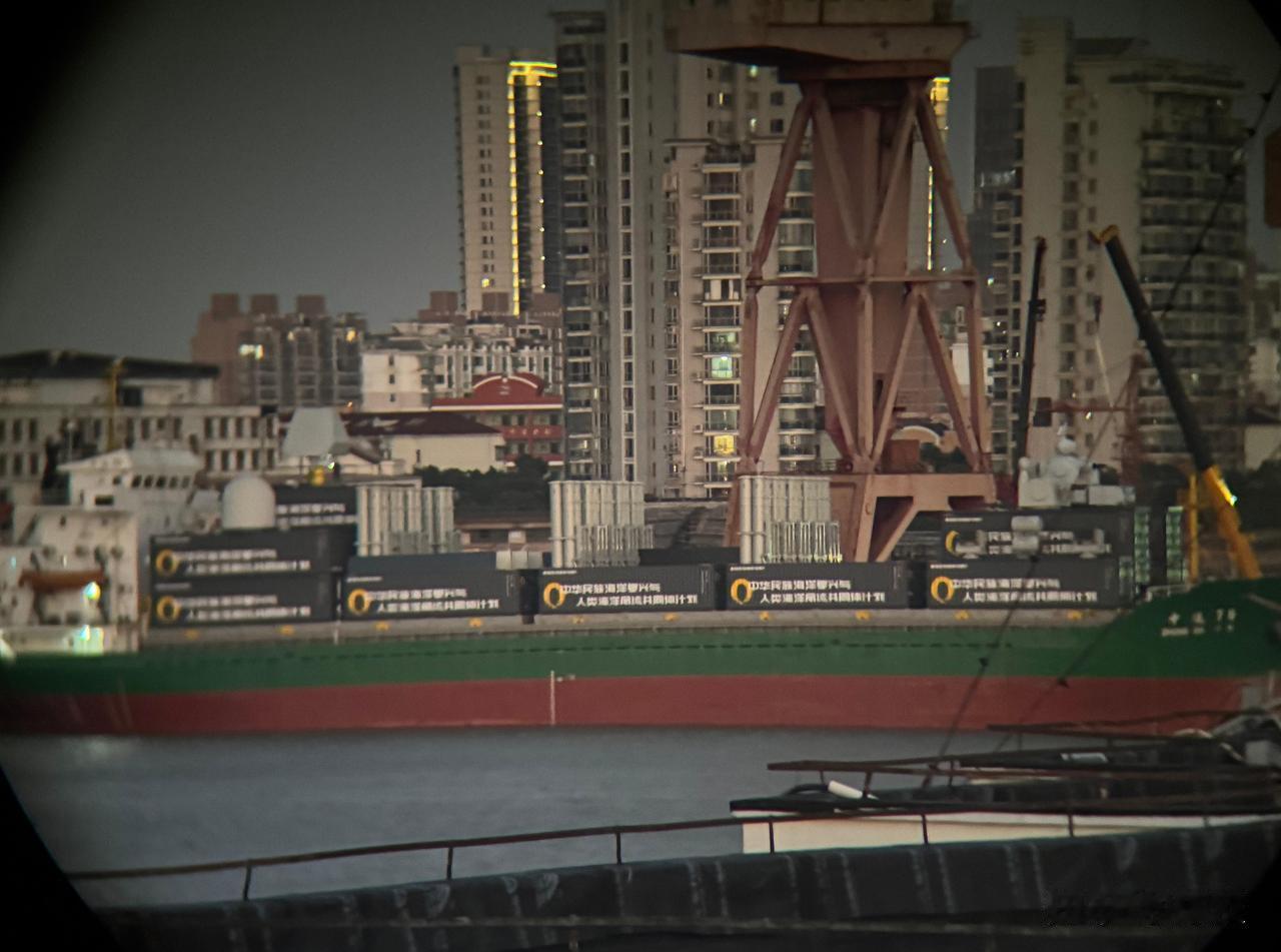 怎样伪装一艘导弹驱逐舰让二战时期的人不会起疑心？
只要求在它开火或被登舰检查之前