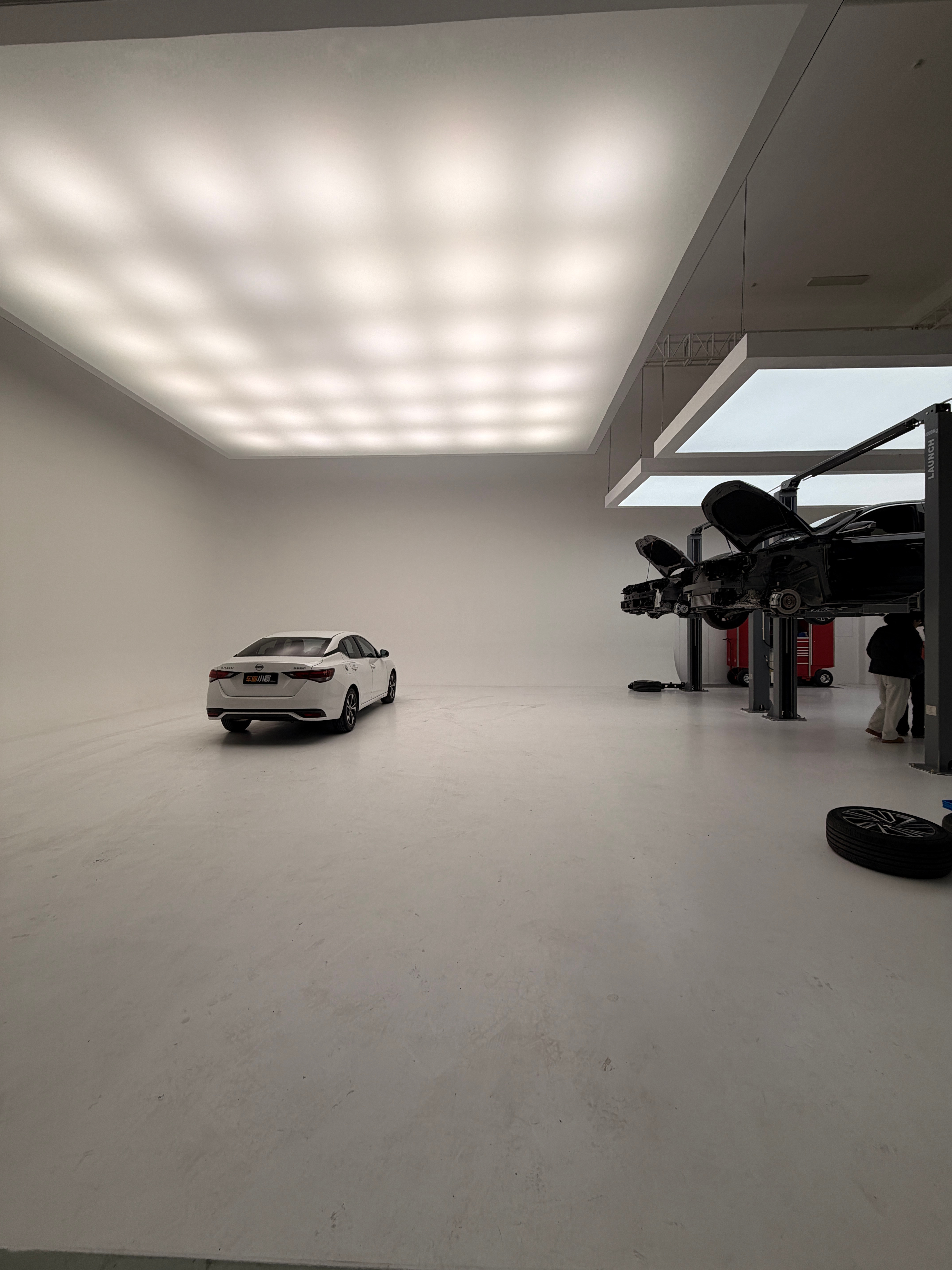 来朋友的棚拍场地学习一下，650平一年租金40万👇大晨子和轩哥已经开始研究配件