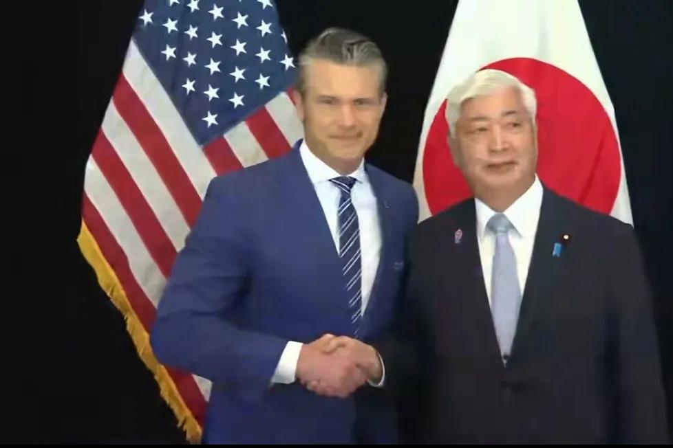 美防长和日本防卫大臣在新加坡会见了，双方握手了，其实，日本心里是明白的，美日同盟