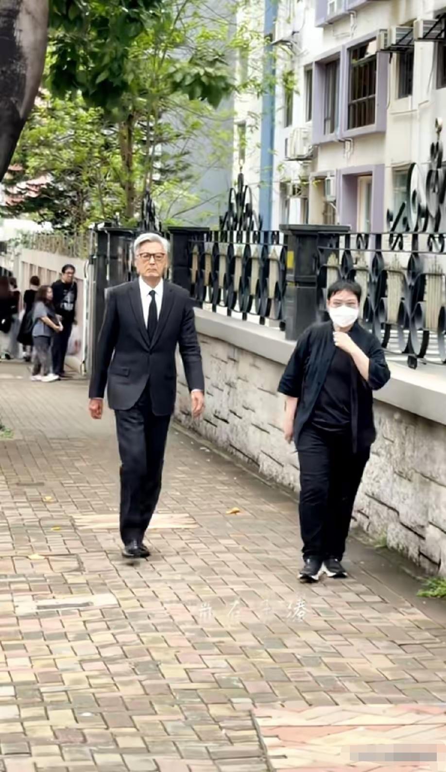 香港的演员不管是年轻的还是老一辈的，为什么都这么时尚潮流。周润发都七十大几的人了