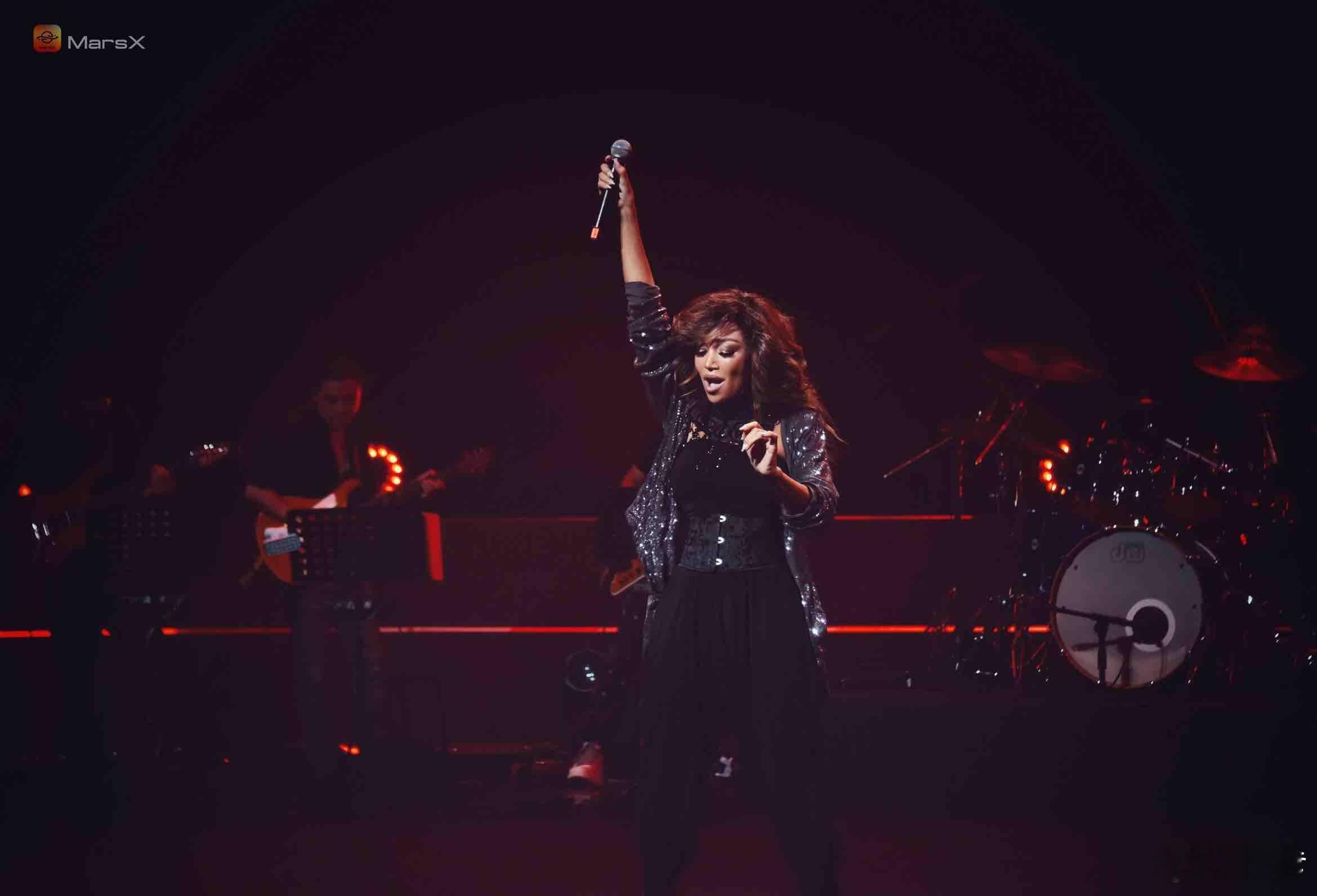 香缇莫 中年正是开音乐会的好年纪 香緹莫准备的线上现场会惊喜，如神秘礼盒待启。粉