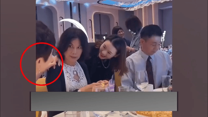 事实证明，融不进去的圈子真的不能硬融，这下尴尬了吧！
在一次宴会上，一个不知名的