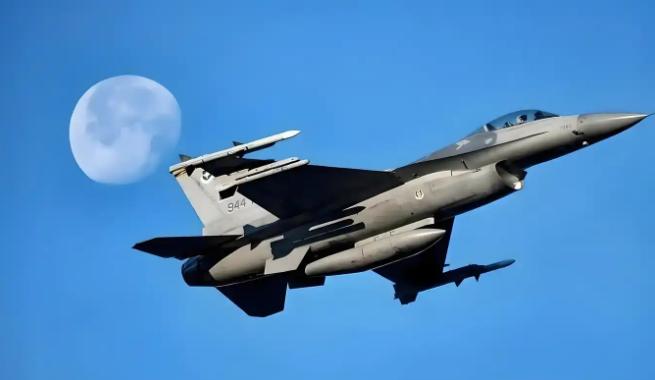 针对岛内一架F-16V战机6日晚在花莲外海失事坠入海中一事。
台湾空军司令部督察