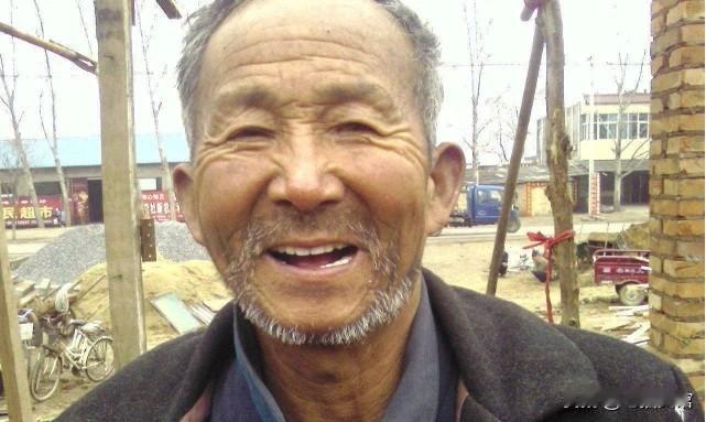 上世纪九十年代，一个流浪汉因为没有暂住证，在北京被警察收容，到了收容所，当这个男