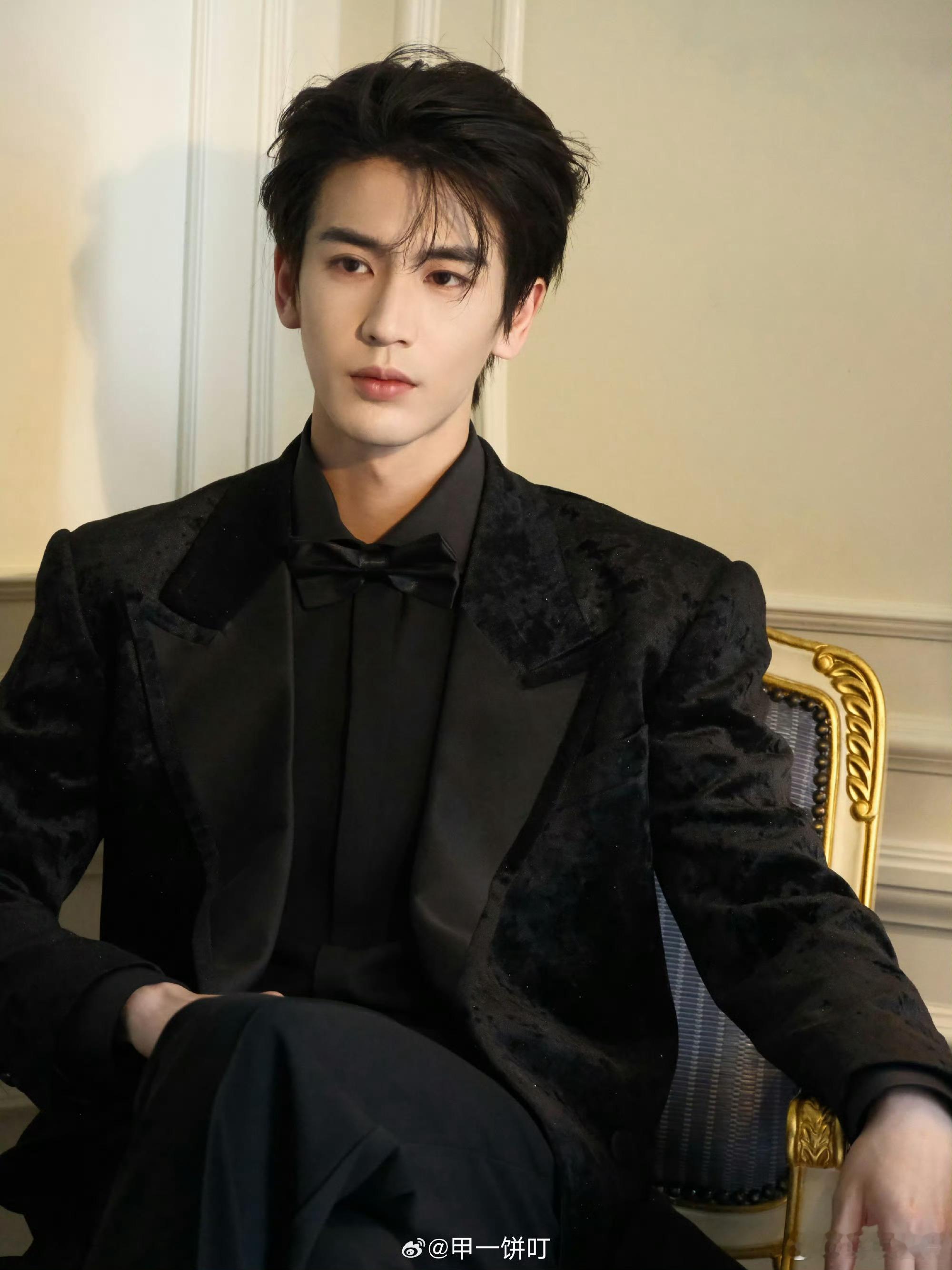 张凌赫杀死世另我张凌赫新饼《杀死世另我》，好像不错哎，接一个！张凌赫或演杀死世另