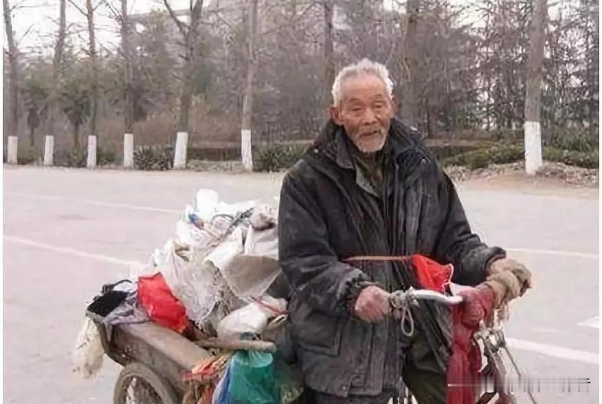 多地掀起“抢老热潮”！银发人群为何成城市发展香饽饽？
 
当下国内楼市与消费市场