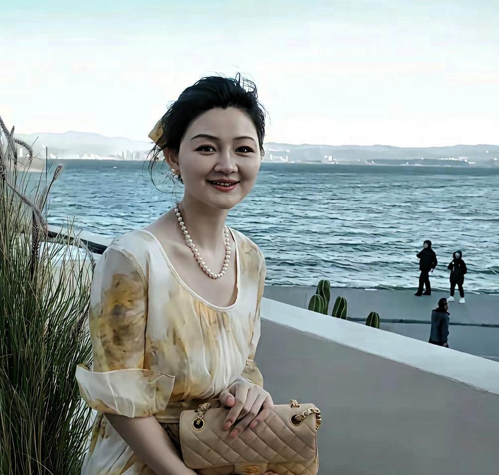本以为明星容貌独一无二，普通素人很难复刻神韵，近期一位姑娘却打破固有认知。
 