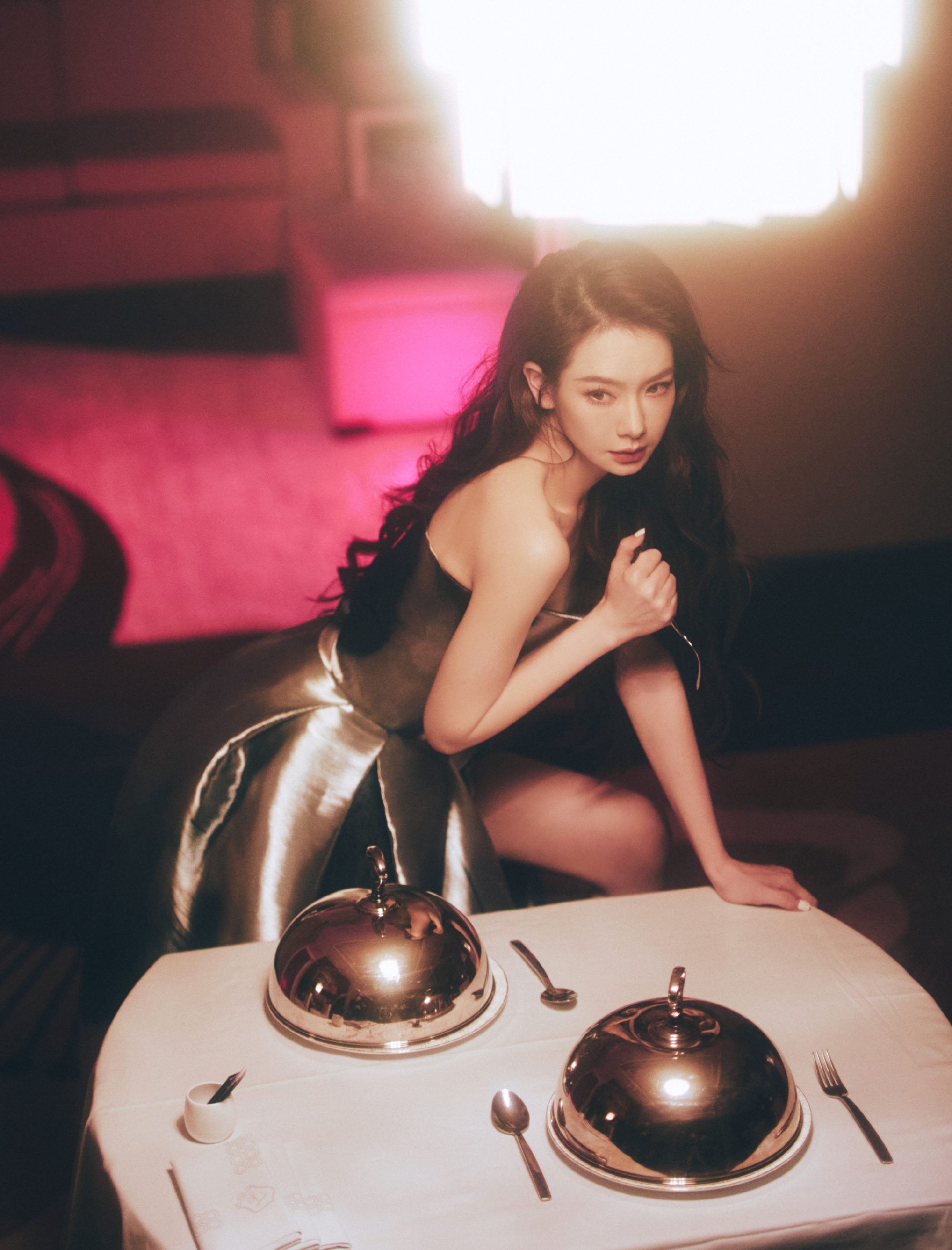 戚薇时尚图鉴，松弛温馨，自在浪漫。戚薇