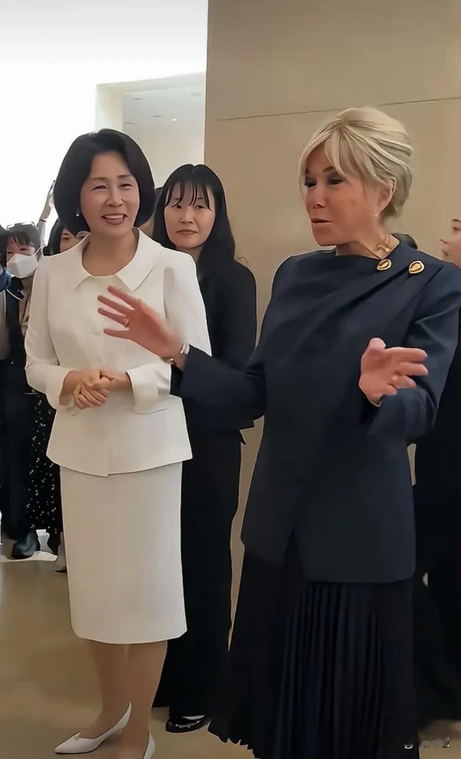 韩国第一夫人vs法国第一夫人
你认为谁最有气质
谁最温柔不失大方
