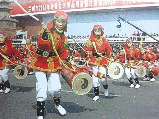 太平鼓刻葫芦 兰州非遗有多绝兰州太平鼓绝对是西北民俗里最震撼的非遗名片！足足三尺