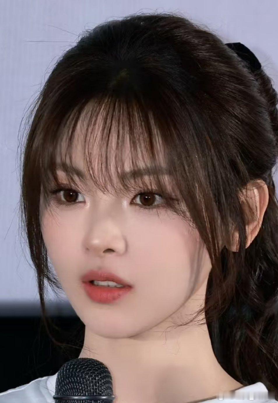 杨超越妹妹精致的像瓷娃娃似的，很少女 
