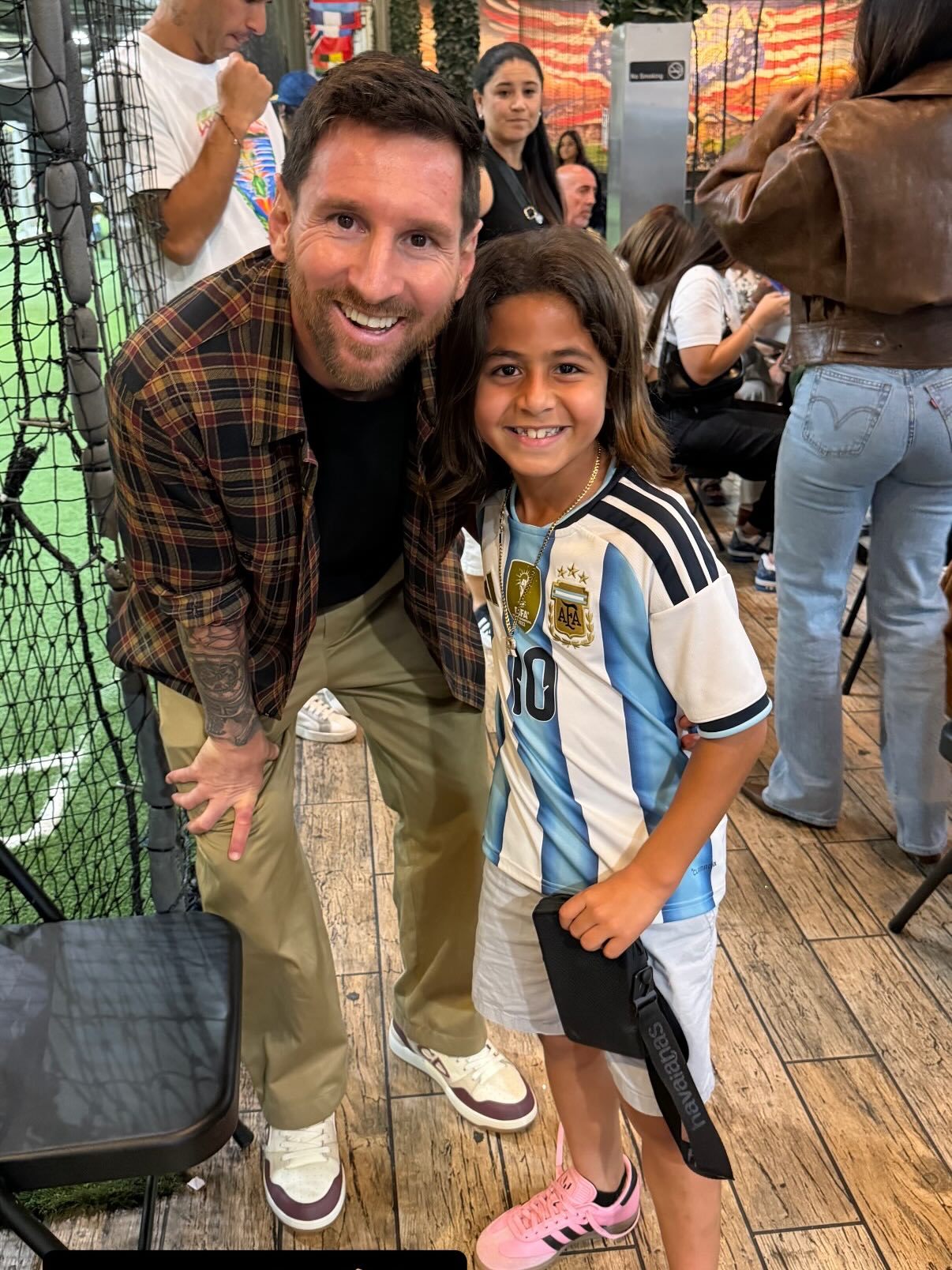 和小球迷合影的梅西梅西