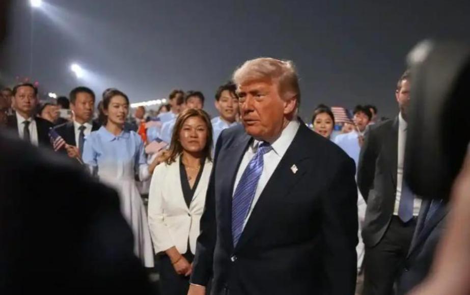 特朗普结束访华回国仅数小时，便在社交平台连发15张访华实拍照片，其中重点展示中国