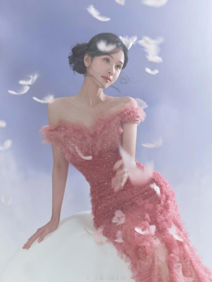 #陈都灵双生花红如玫瑰粉如蔷薇#陈都灵双生花写真惊艳，红似玫瑰热烈，粉如蔷薇娇柔