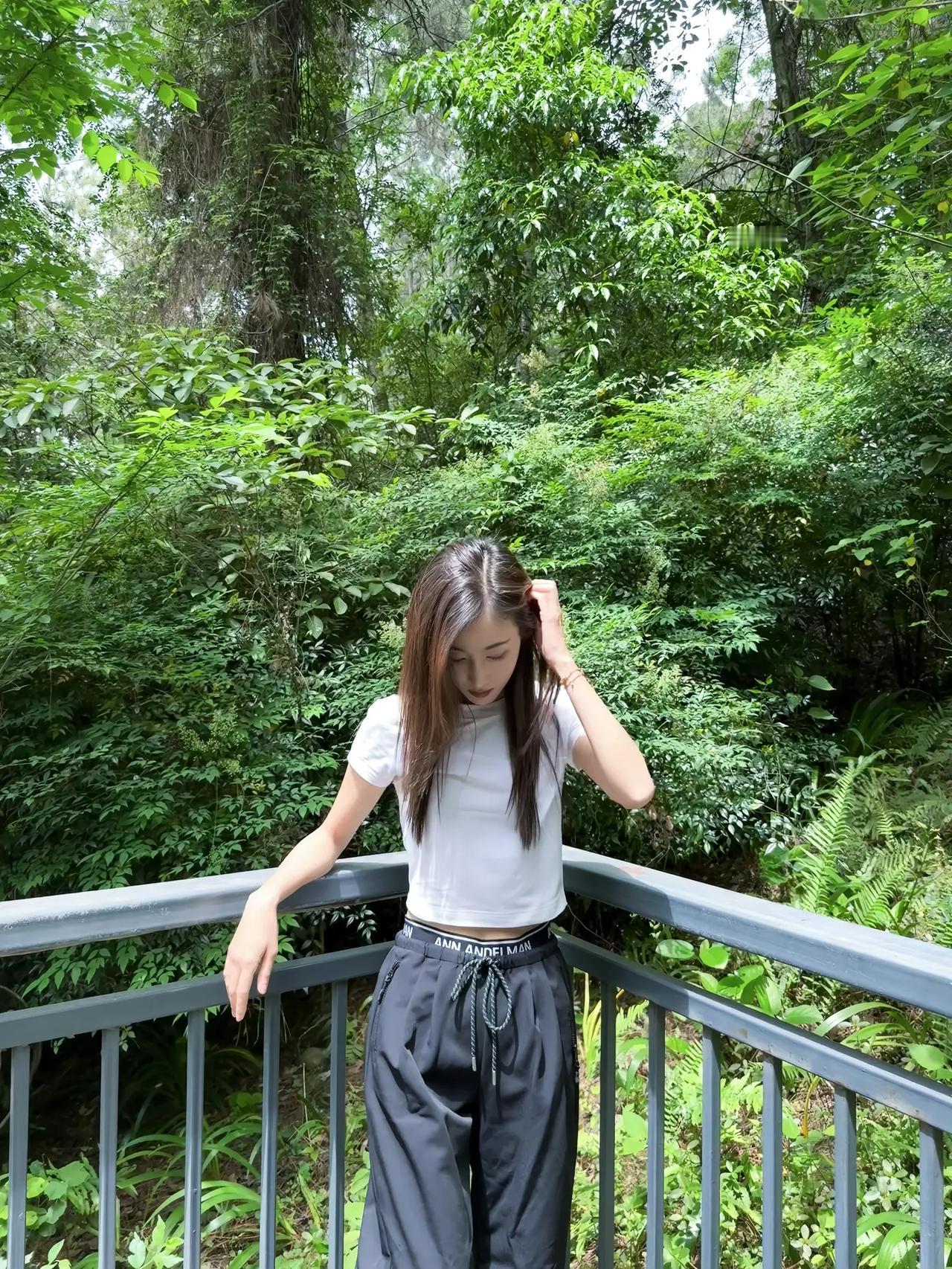 绿树掩映下，美人倚栏思。