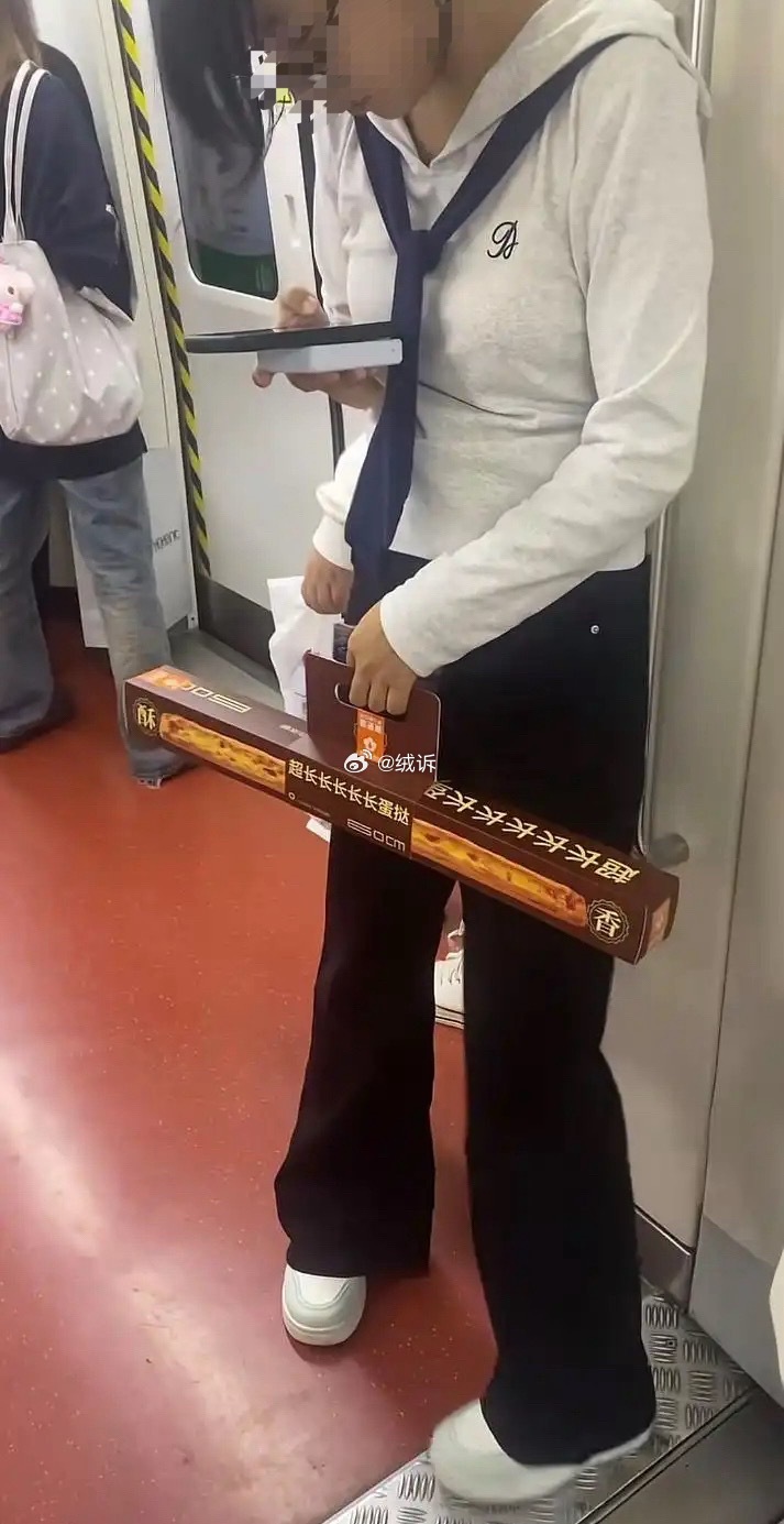 如何评价当代年轻人？都喜欢跟风买这种超长蛋挞 ​​​