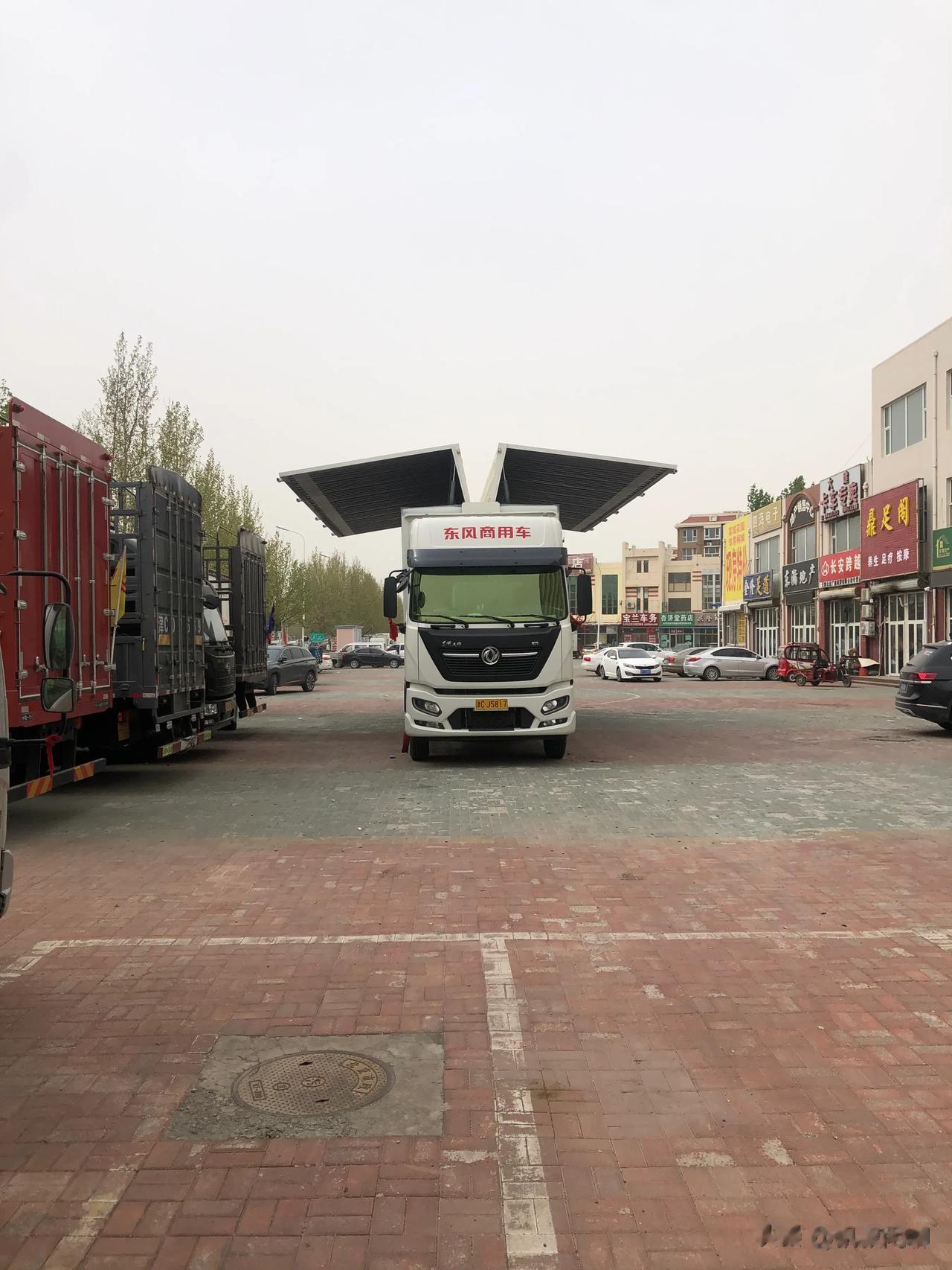   这样的货厢太方便了，上货下货都很轻松