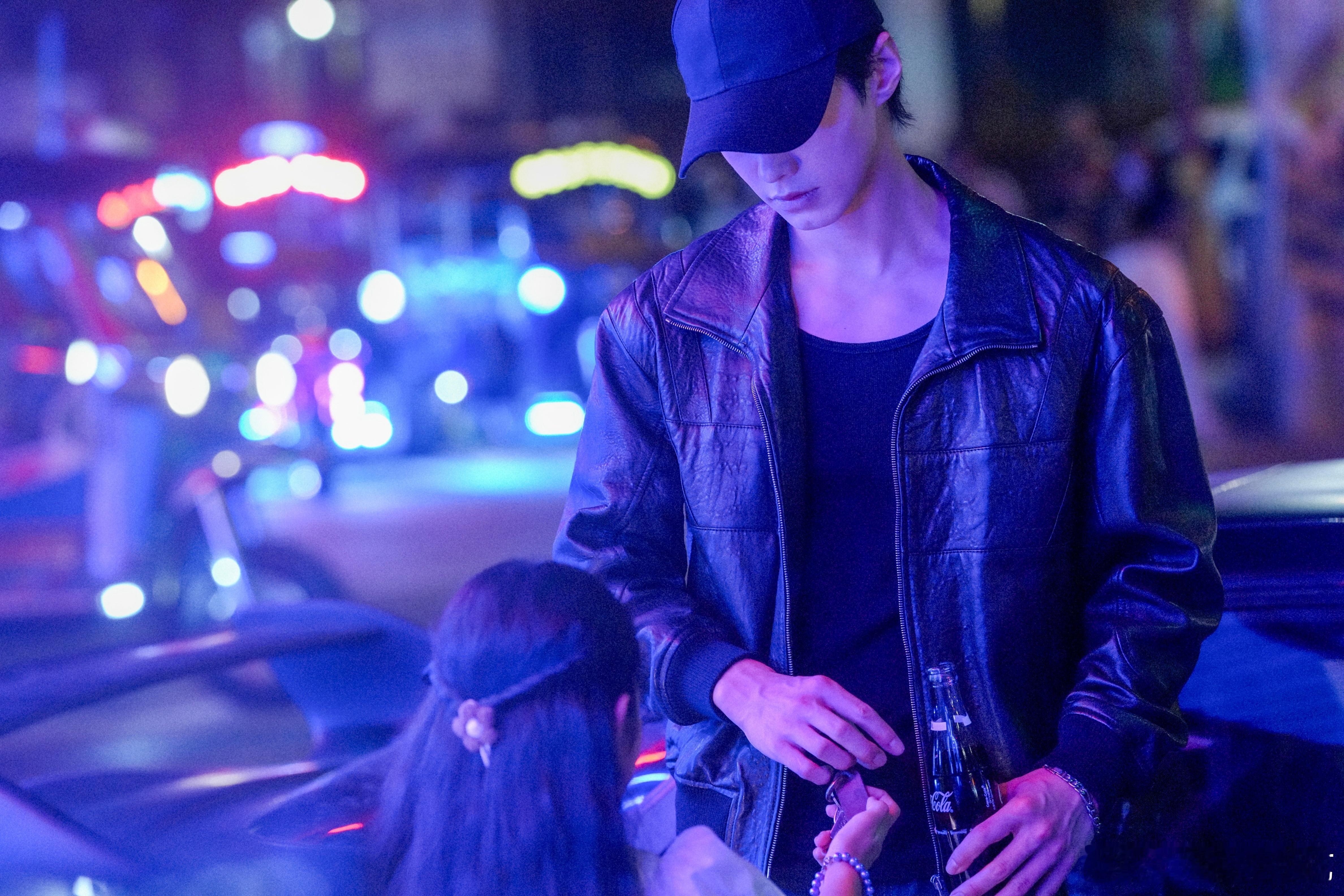 何与肌肉线条 靳朝这个角色的适配度真的是up up的呀，而且《双轨》何与好MAN