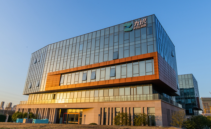 无人物流车市场变局。菜鸟与九识智能深度整合，共推双品牌运营。合并后车队规模超2万