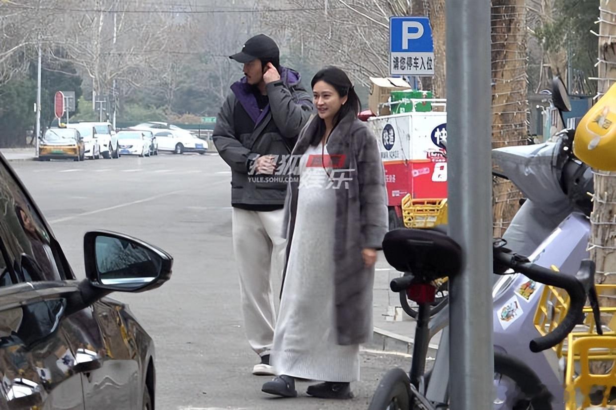 陈冰挺孕肚和陈牧驰逛街从工作室辟谣到孕肚炸街，从牵手挑戒到挺肚同行，这对一路被唱