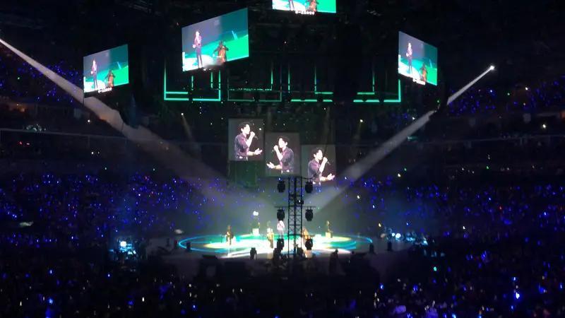 李健的音乐风格太适合春晚了！春晚是个阖家团圆时大家一起看的节目，需要的是能雅俗共