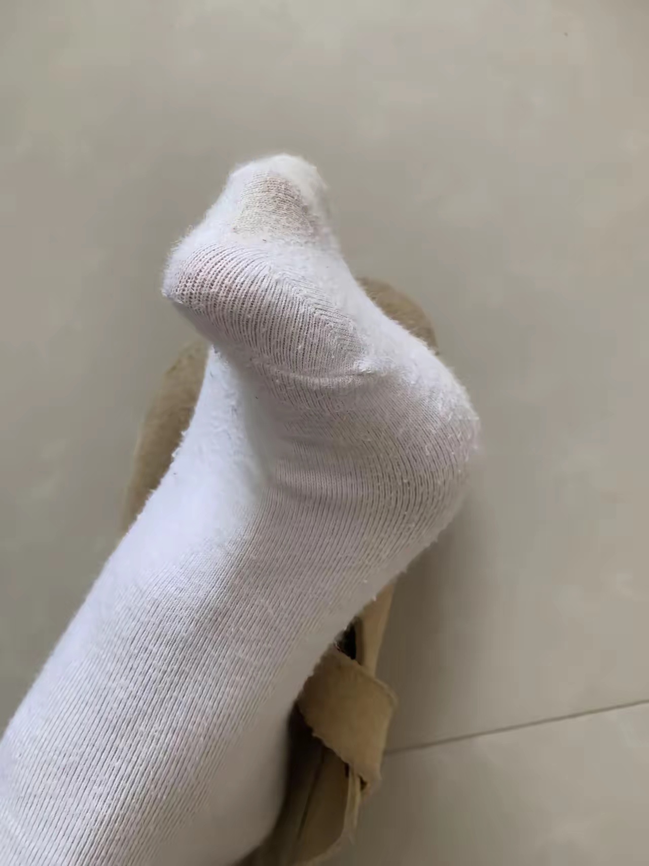 露脚了 