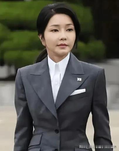尹锡悦的死活其实没人在意，但是网友最担心的是其妻子金建希。毕竟金建希年轻漂亮，而