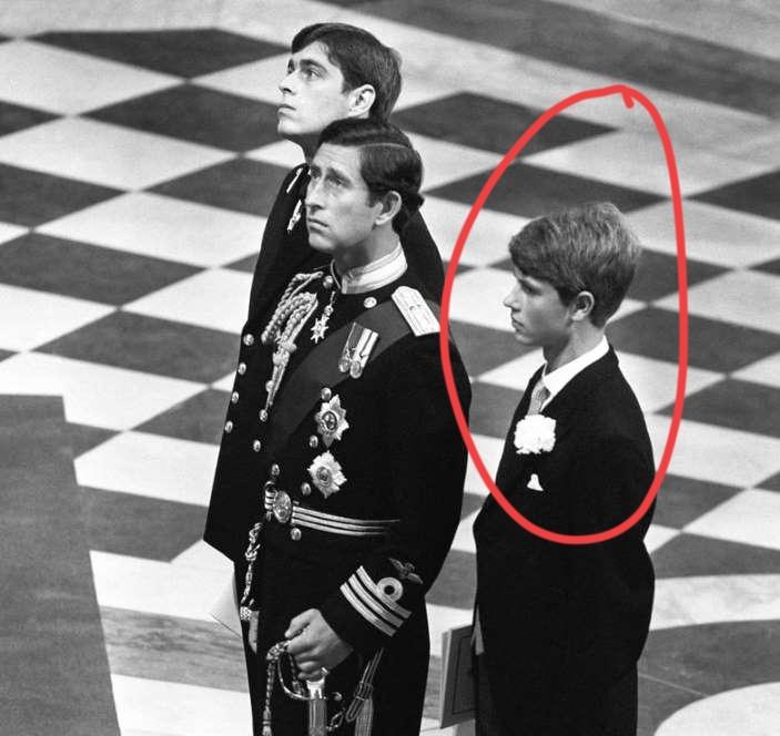 查尔斯为何对两个弟弟，有区别？
安德鲁和爱德华，都是查尔斯的亲弟弟，为何他对爱德