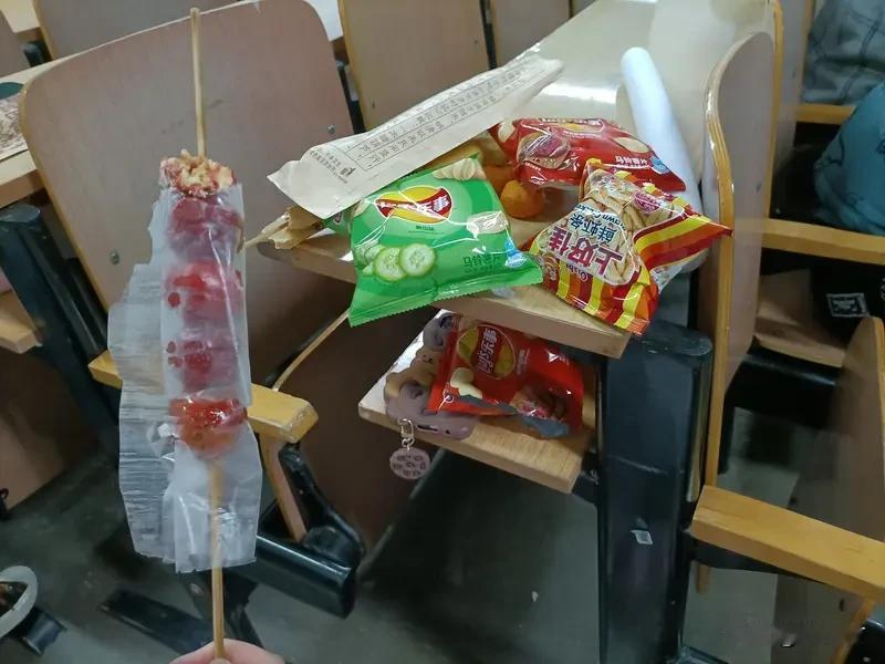 零食占座当事人母亲发声 零食占座当事人母亲发声了，这还挺让人意外的。之前看新闻说