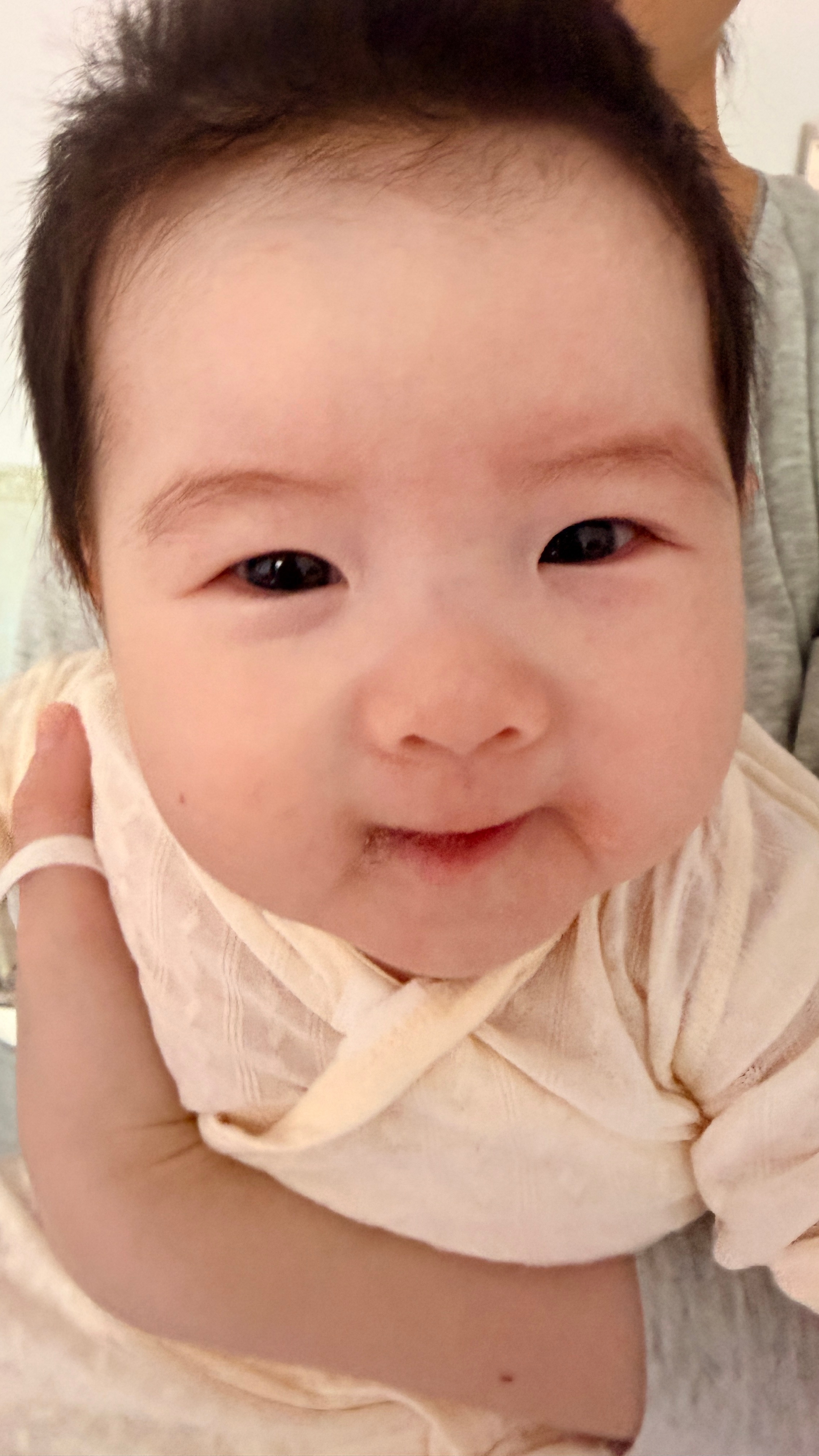 在家带娃久了，最大的感受：自由是什么，已经快忘了。图一：趴的样子图二：躺的样子图