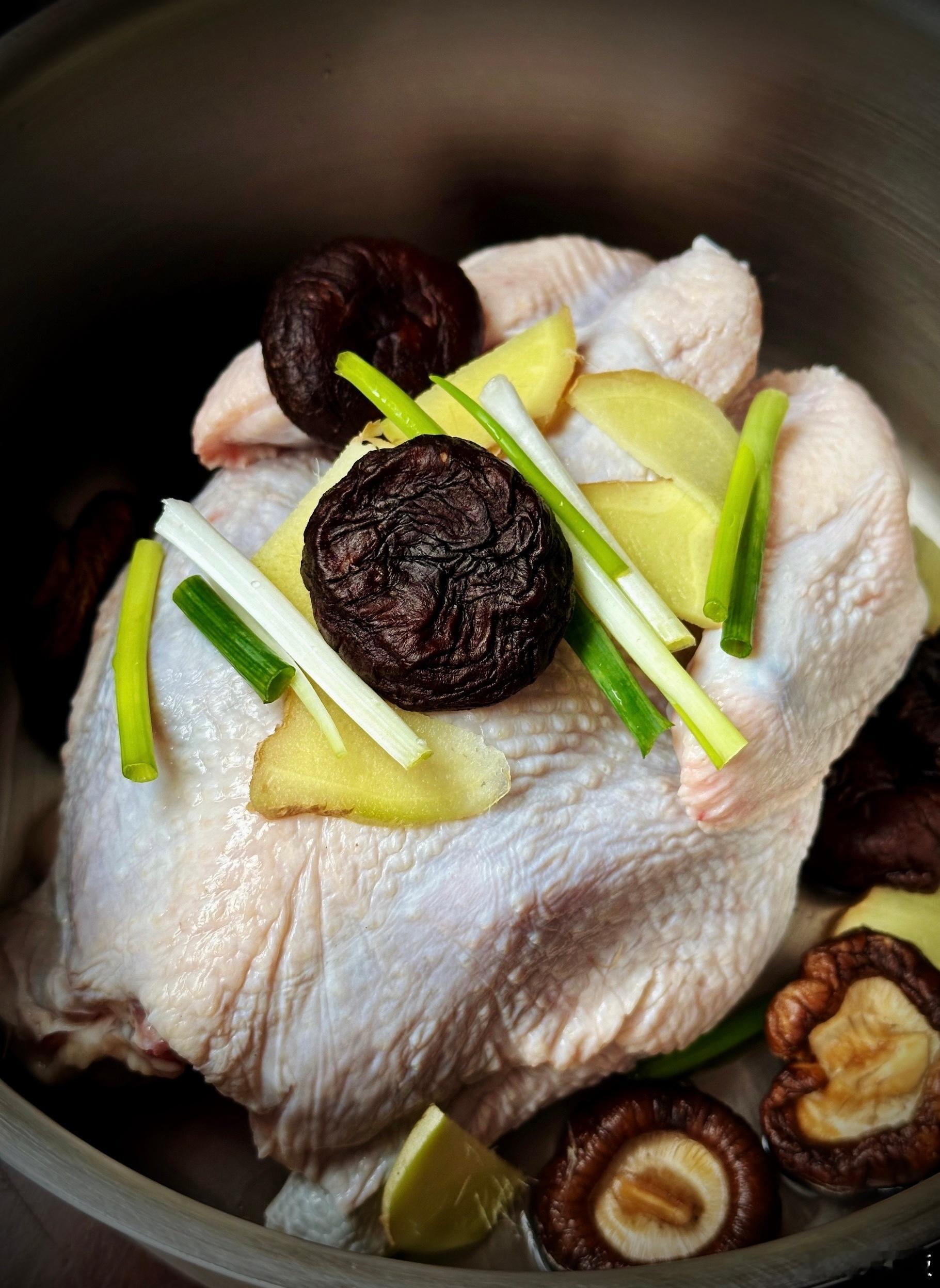童子鸡回归了。🐔🐔🐔满满的鲜味、香气和最优质蛋白质的王者回归。大暑时节，更