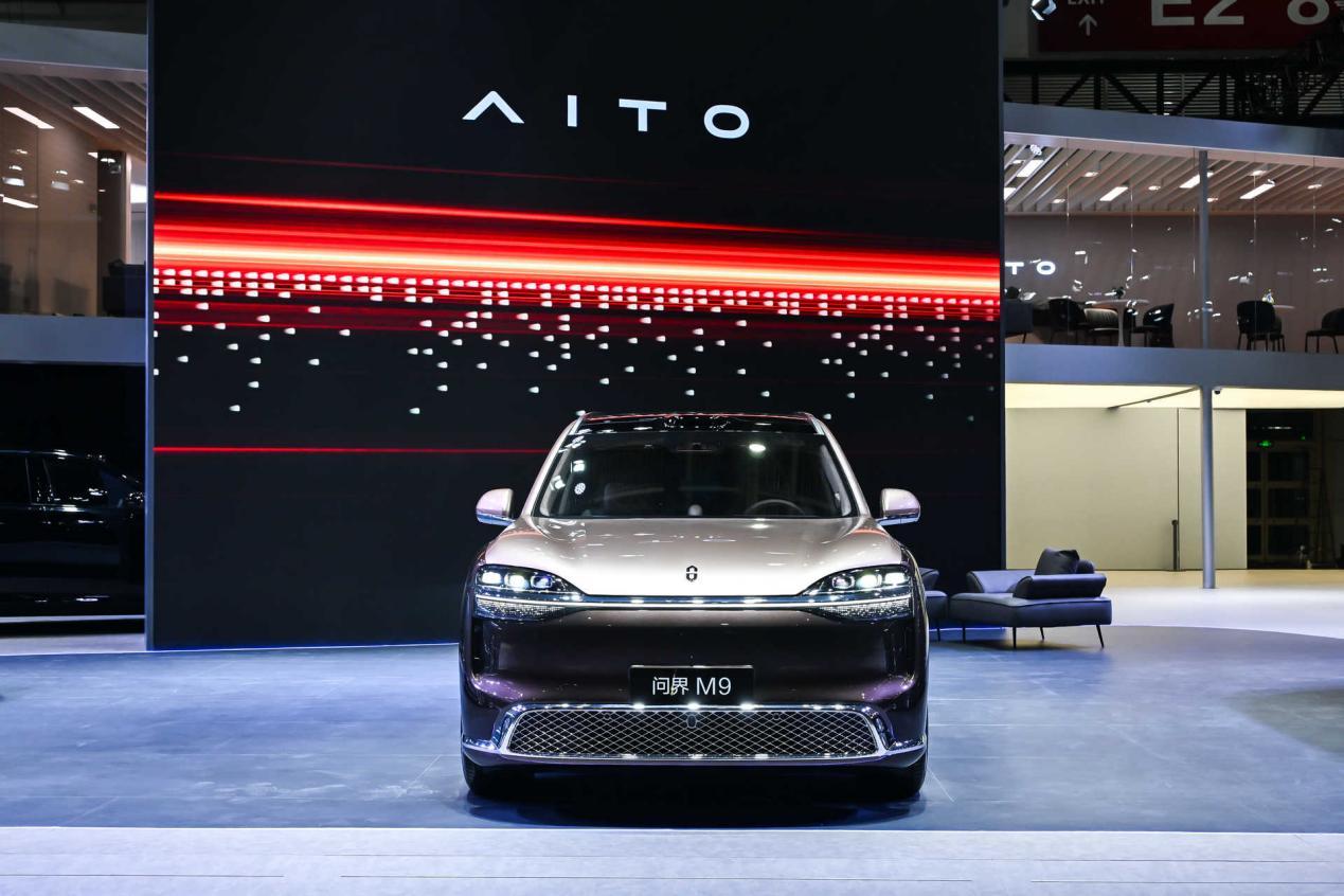 全新一代问界M9系列在2026北京车展首次公开亮相，问界M9选装激光雷达版同台展