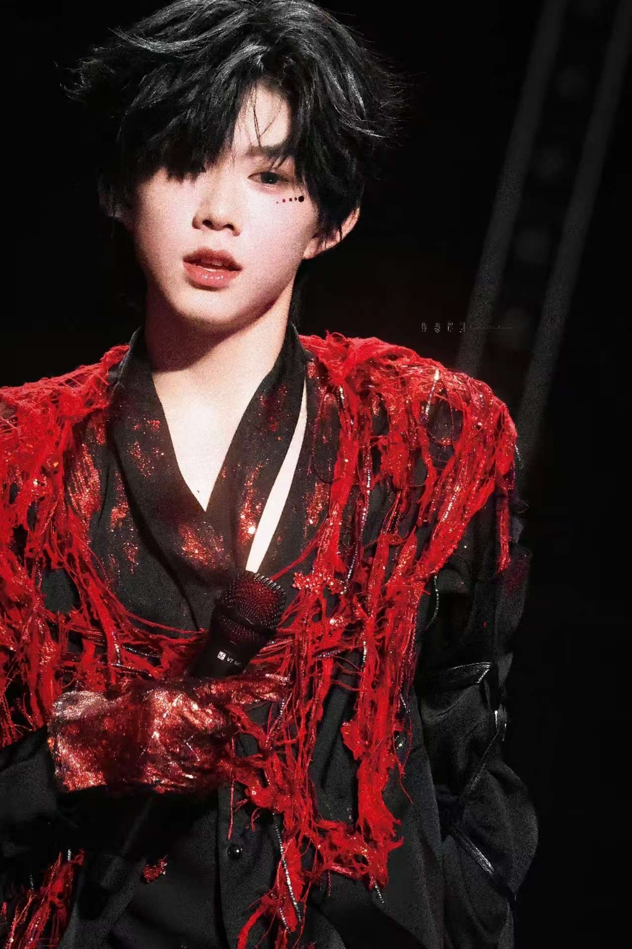 出奇适合红色衣服的陈奕恒，期待荣耀之战他的舞台表现陈奕恒  ｜和陈奕恒一起拾光筑