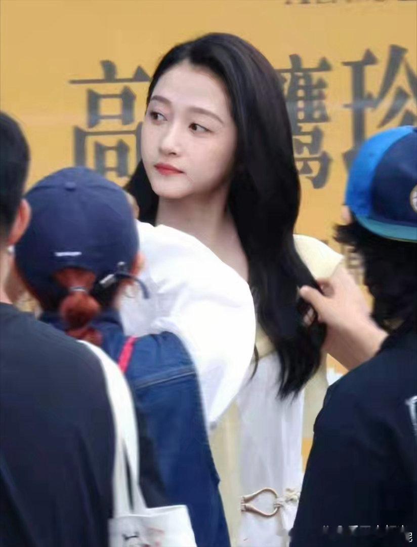 关晓彤底子还是太好了，淡妆模样愈发美腻！ 