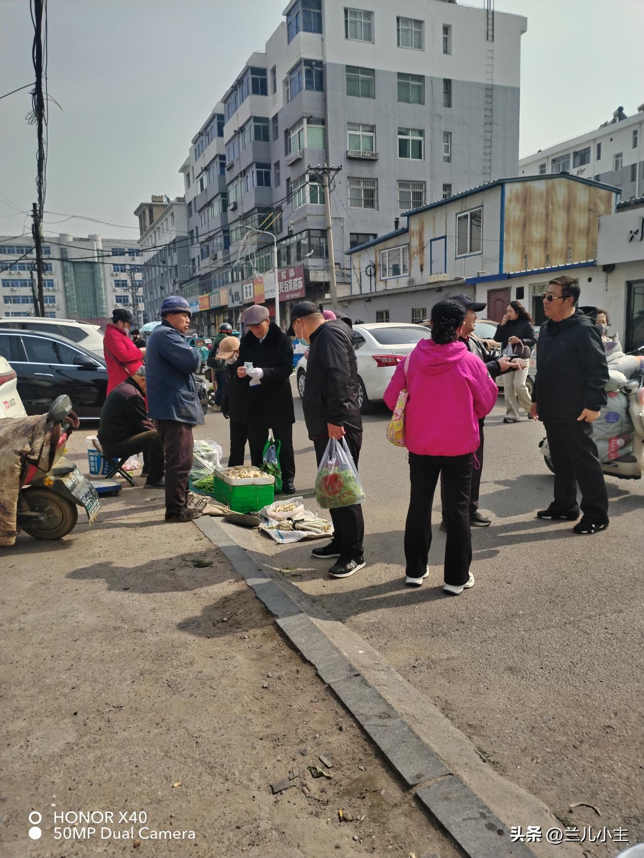 吃完饭要骑车去市场卖苹果。一坐就是一上午。有时候特别累，然后去拍拍照片，录录视频
