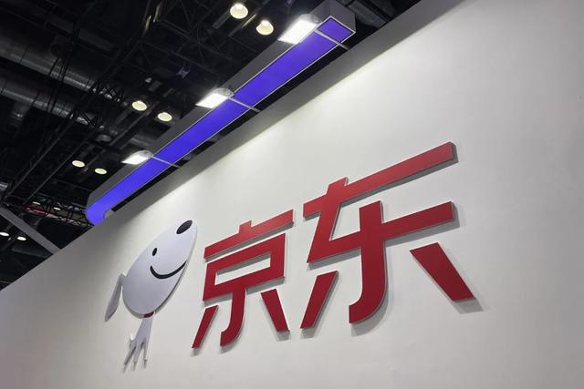 当刘强东在内网说出“现在组织庞大臃肿低效”这句话，基本就预示着京东要裁员了。果不