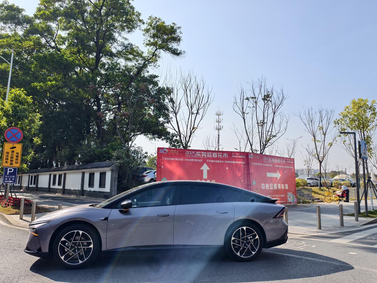 马上就要过年了，今天的任务是买年桔，听说最近年桔火到南洋，很正常，有广东人的地方