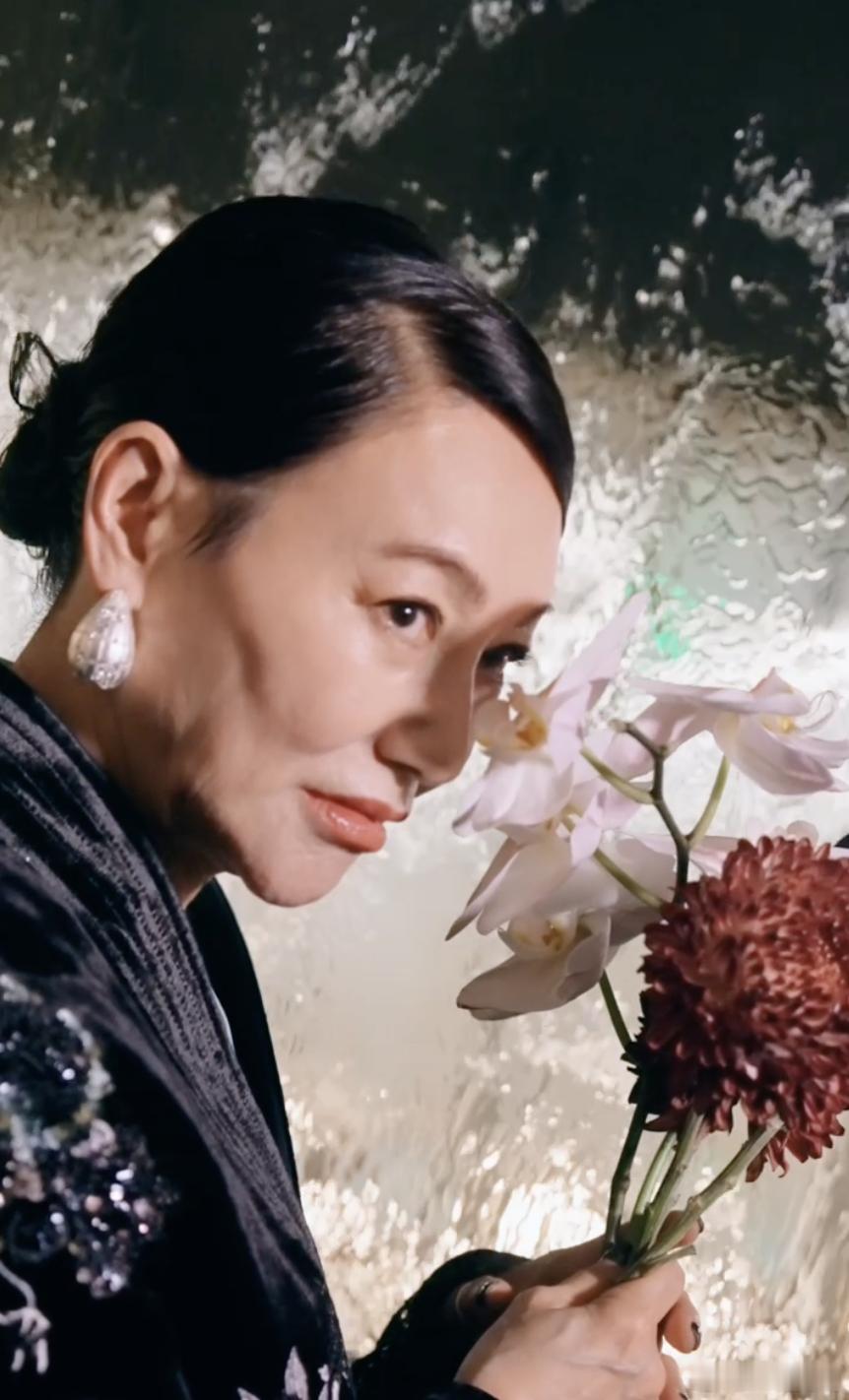  看红姐的Vlog笑不活了，节奏比我赶DDL还炸裂！从识图认特产到手写笔圈出台词