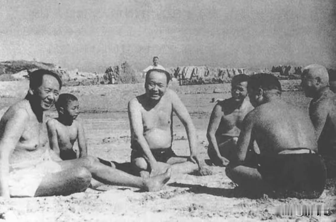 静坐沙滩，眉眼含笑。褪去一身威严，朴素接地气，可亲又慈祥，致敬伟人[祈祷][祈祷