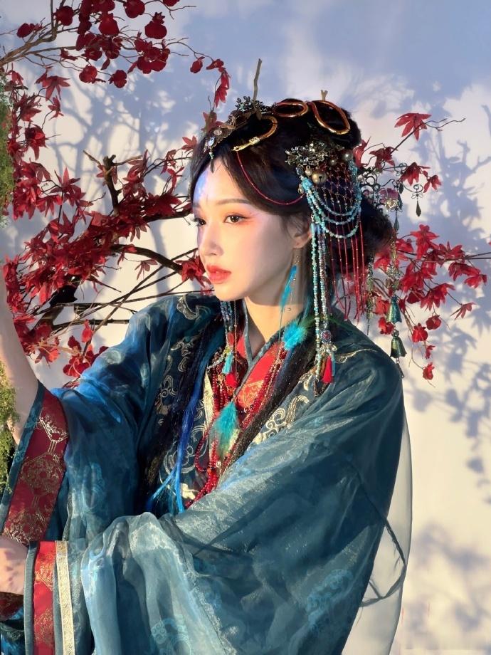 程潇这波是美女与蛇  程潇在大片中展现出的自信与魅力令人着迷。真蛇在她身边，仿佛