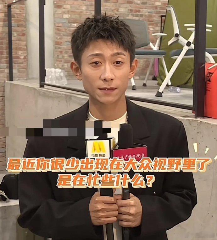 张一山近年低调拍戏，佳作不断，从《余罪》到新作，演技在线，期待下半年更多精彩。 