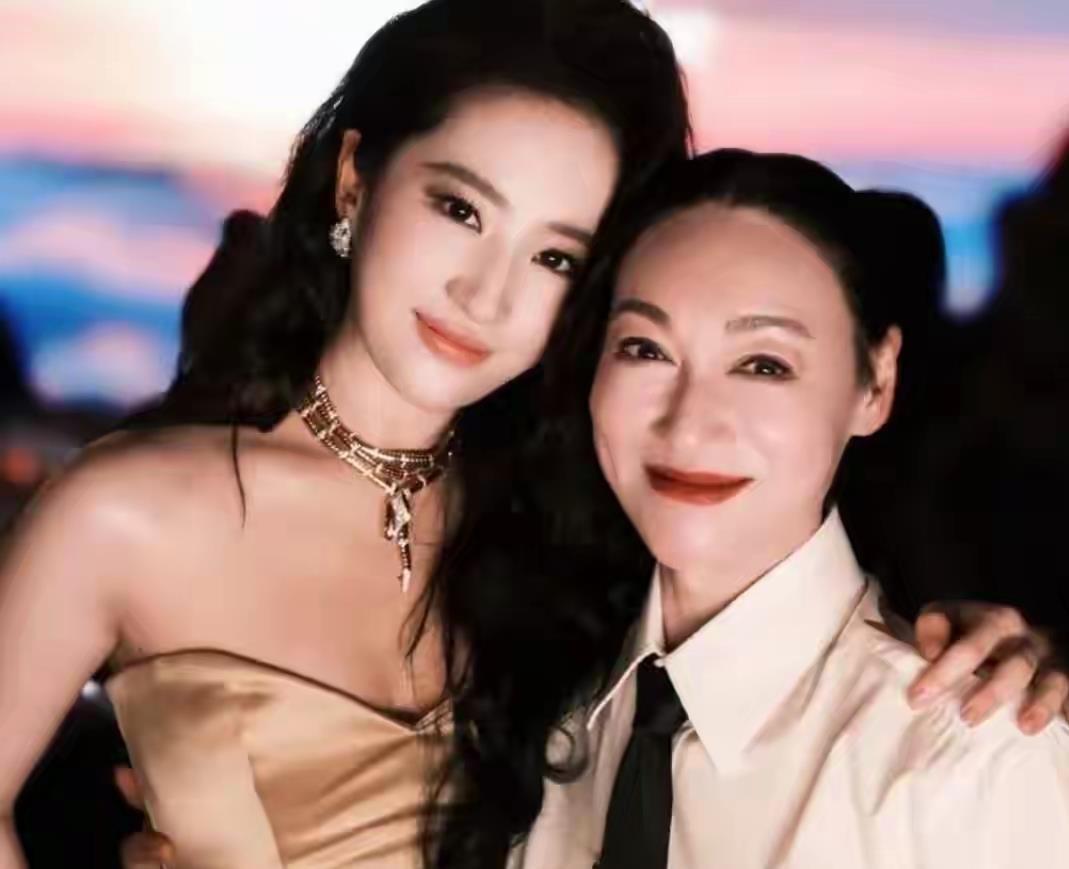 39岁生日当天官宣时尚芭莎金九三封，唐嫣卡点十二年送祝福，惠英红吴彦姝年年不落，