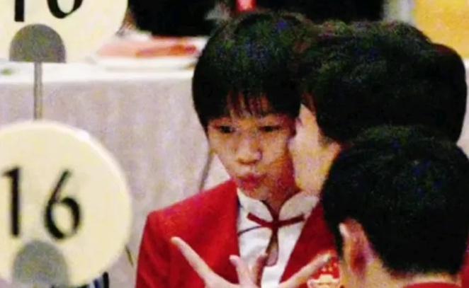 [做鬼脸]婵宝香港交流体育，晚宴超棒??

嘿，咱婵宝这是干啥呢？

咋感觉跟去