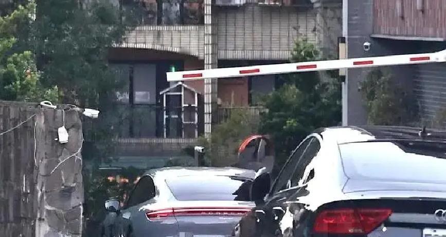 她当众砸碎了那枚婚戒。前夫还在开演唱会讲“情绪管理”，吴速玲的保时捷已经开到品牌