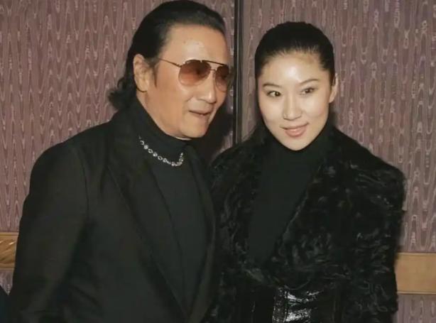 89岁谢贤去世了，前女友Coco原本还在直播，看到媒体发布的消息后，立即下线并将