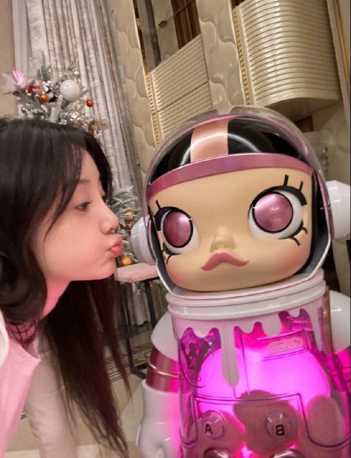 #甜馨李小璐合照# 晒与甜馨合照，甜馨越来越有气质啦，好漂亮[抱一抱] ​​​